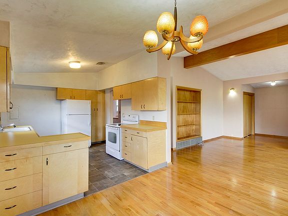 4th image of 301 SE Valley Dr
