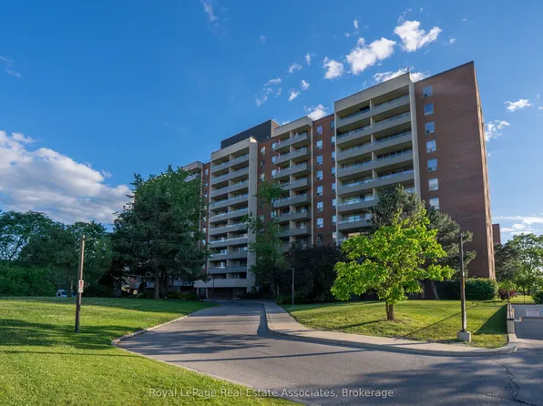 9 Four Winds Dr #813, Toronto, ON M3J 2S8
