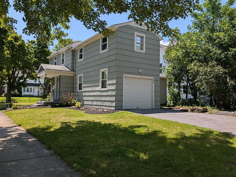 111 Eastmoreland Dr — Photo 3