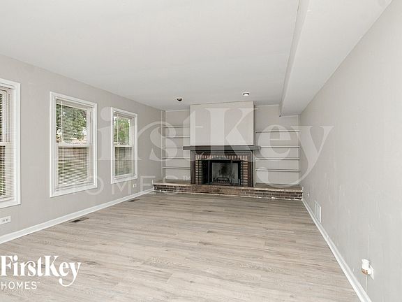 3rd image of 120 S Lancaster Dr