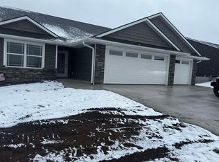 925 Red Oak St, Manchester, IA 52057