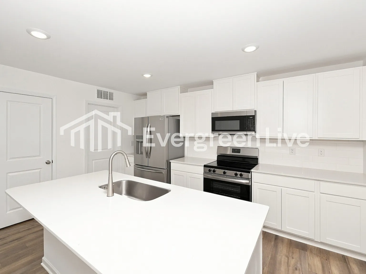 4 bed, 2.5 bath, 2307 sqft, $1,990 — Photo 3