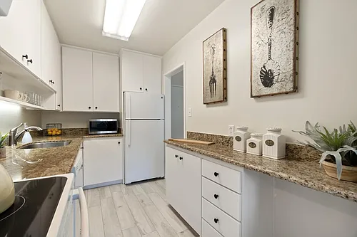 930 Peninsula Ave #303 Photo 1