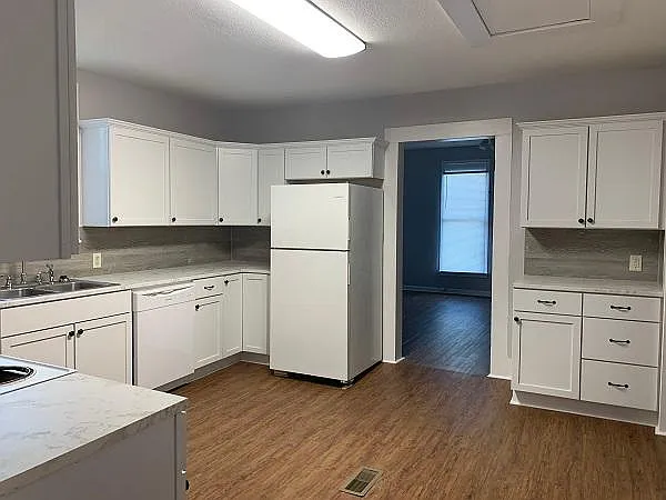 3 bed, 1400 sqft, $1,200 — Photo 2