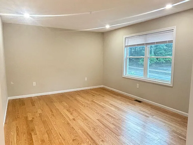 30 Forest Ave — Photo 16