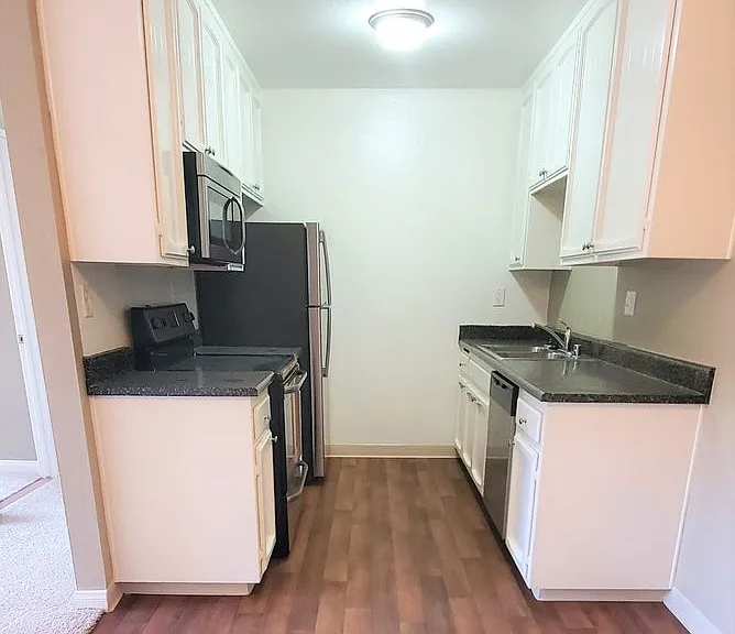 Royal Village Apartments — Photo 31
