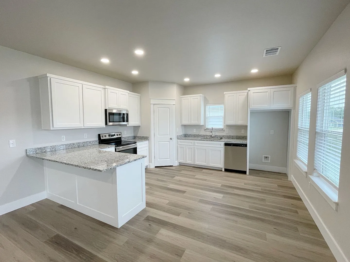Cozy 3 bed, 2 bath close to downtown — Photo 4