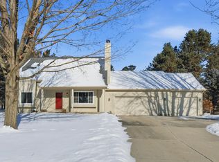 W9132 Red Feather Dr, Cambridge, WI 53523