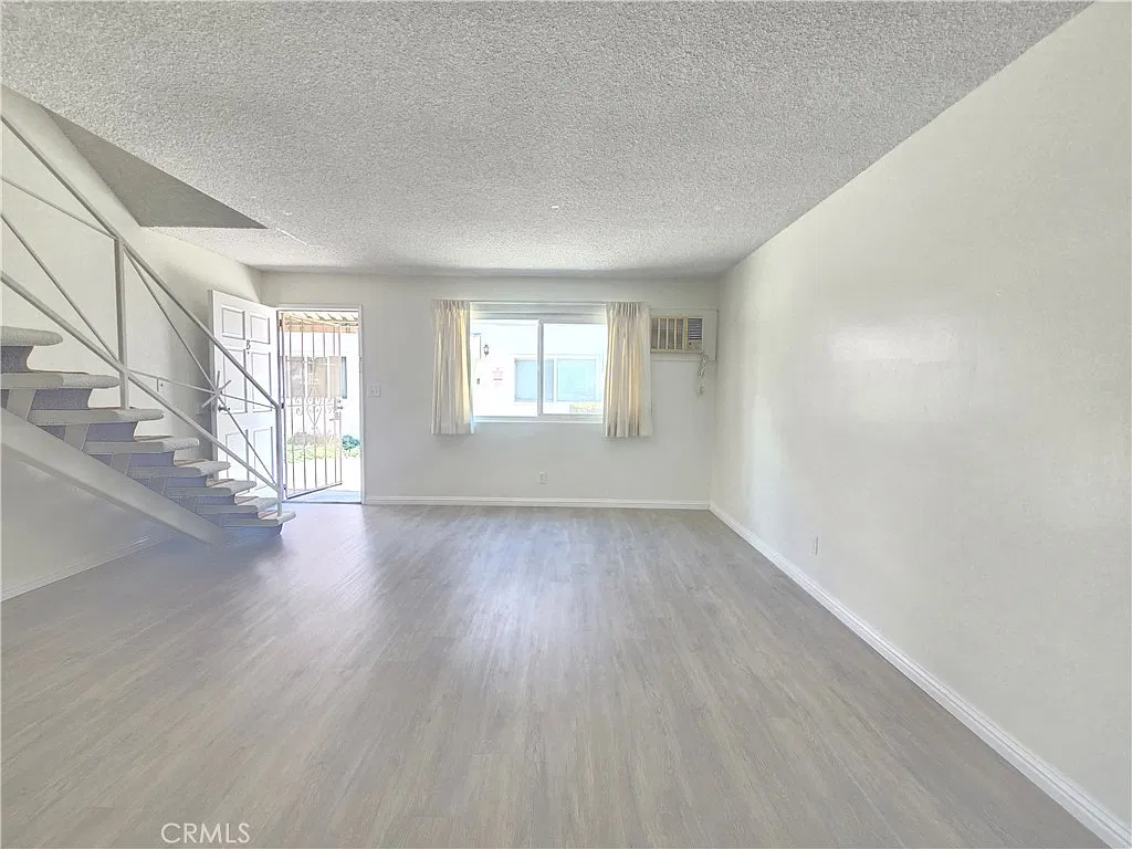 2 bed, 1.5 bath, 928 sqft, $2,550 — Photo 2