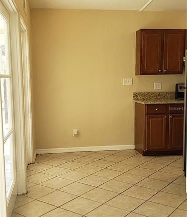 4th image of 221 Lantana Dr