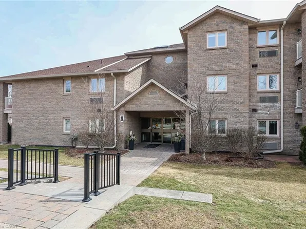 3050 Pinemeadow Dr #16, Burlington, ON L7M 3X5