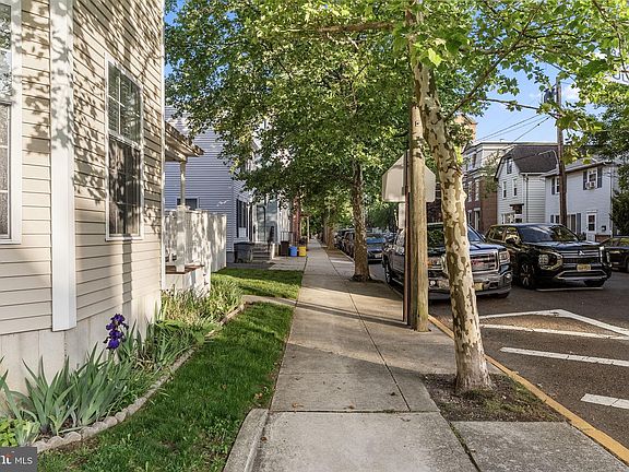 2nd image of 401 Farnsworth Ave