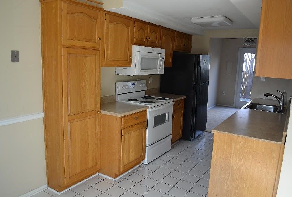 1st image of 8822 Oak Hollow Ct