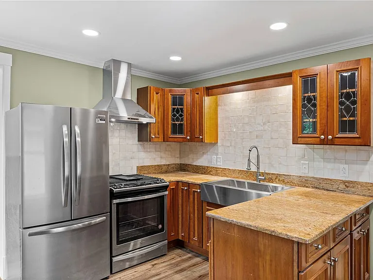 185 Columbia Ave — Photo 16
