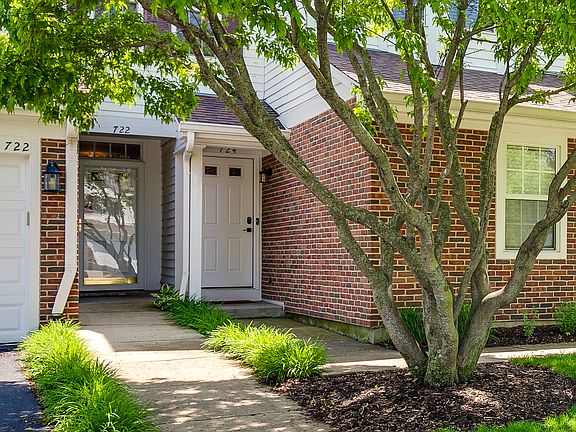 3rd image of 724 Grosse Pointe Cir #724