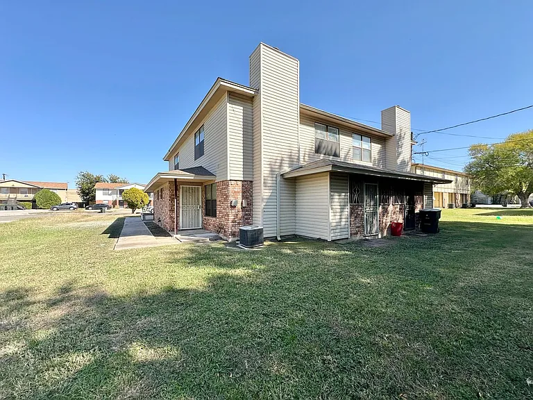 4806 Rainbow Cir — Photo 1