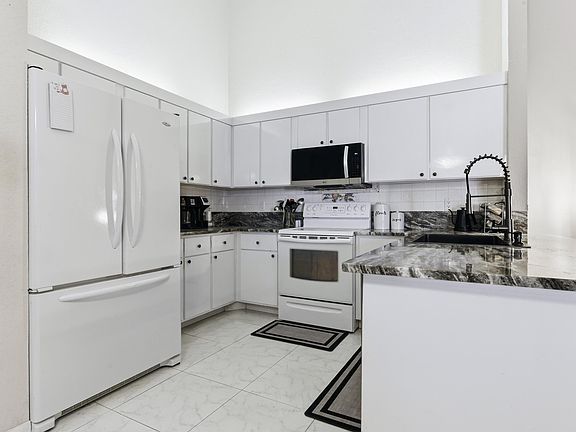 4th image of 4353 Woodstock Drive #B
