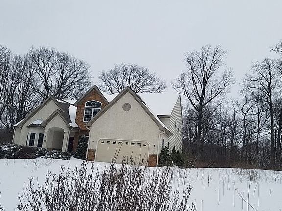 3rd image of 7 Moccasin Dr