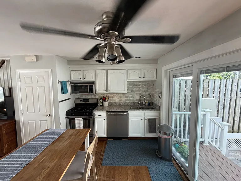 370 E St — Photo 9