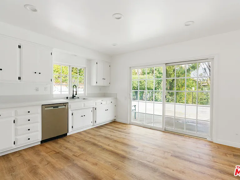 2208 Winona Blvd — Photo 6