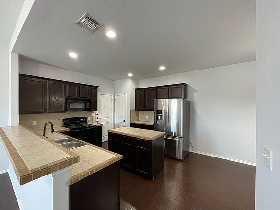 4th image of 918 Brown Rock Dr