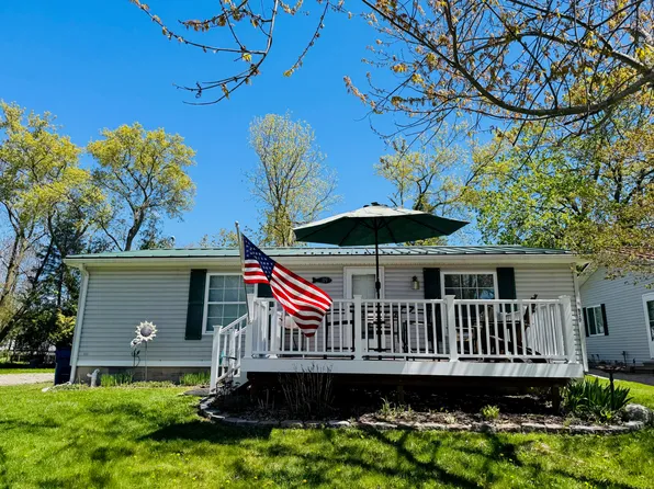 119 Flora Ave, Houghton Lake, MI 48629