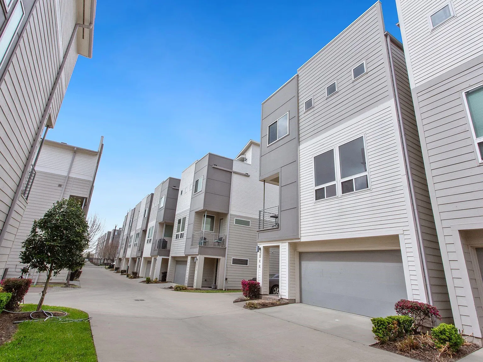 3 bed, 3.5 bath, 2291 sqft, $3,000 — Photo 2