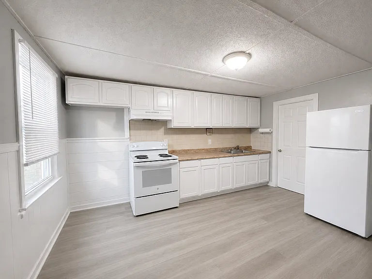 220 Weir St #4 — Photo 2