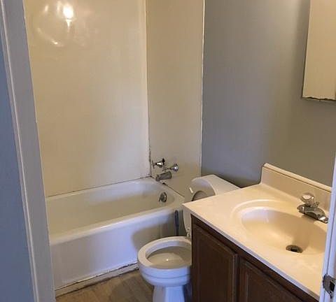 2nd image of 511 Pine St