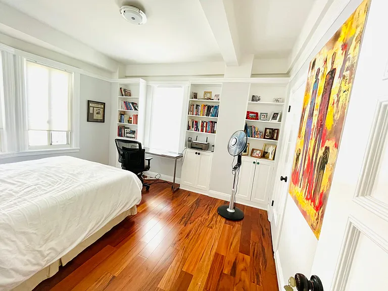 Secondary bedroom/office