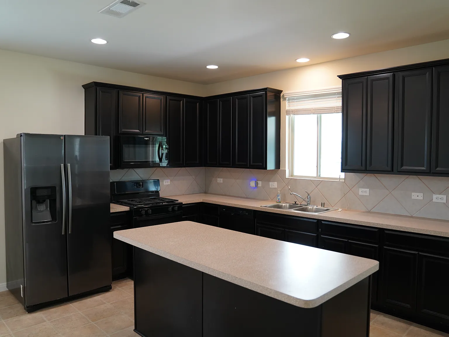 3 bed, 2.5 bath, 1620 sqft, $2,000 — Photo 3
