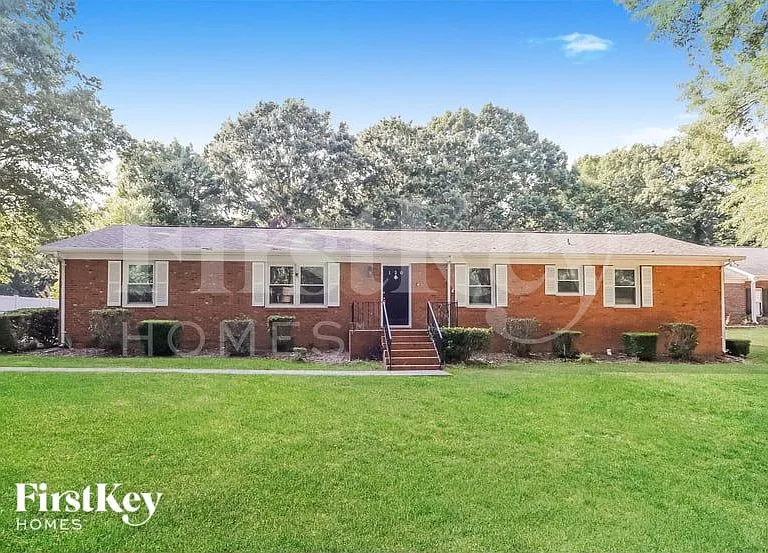 120 Keowee Cir — Photo 1