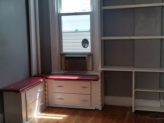 5th image of 1023 Clarence Avenue