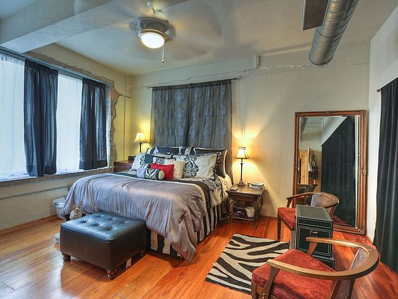 Master suite with sitting rm