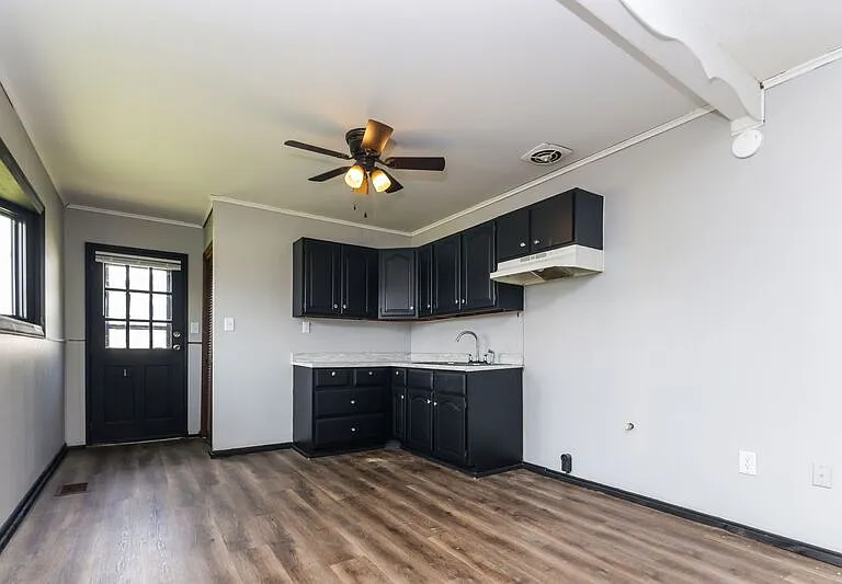 814 S Burnett Rd — Photo 6