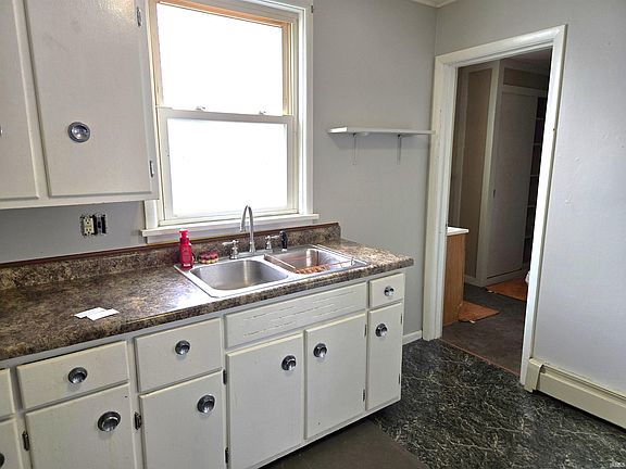 3rd image of 1641 Howell St