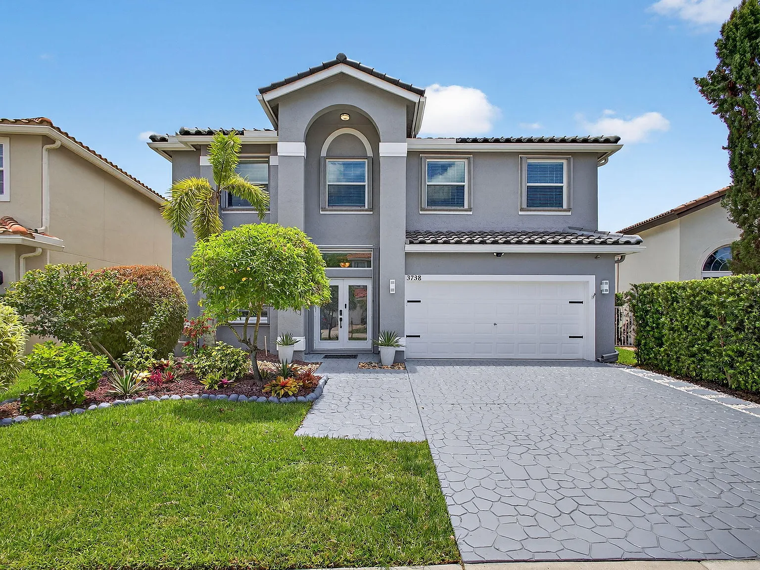 5 bed, 3.5 bath, 2933 sqft, $7,900 — Photo 2