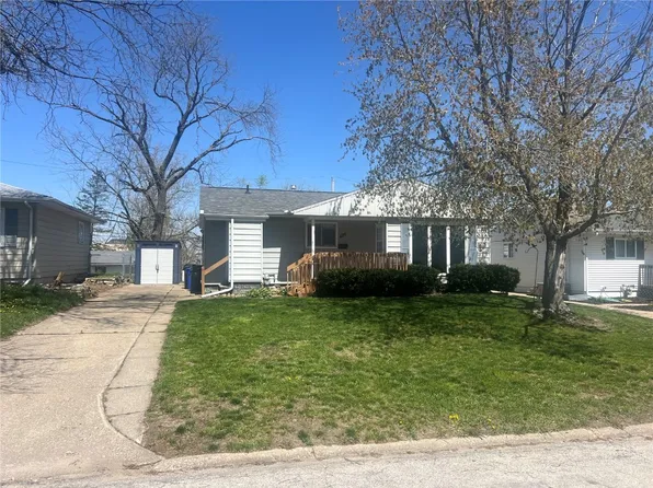 1124 Clifton St NE, Cedar Rapids, IA 52402
