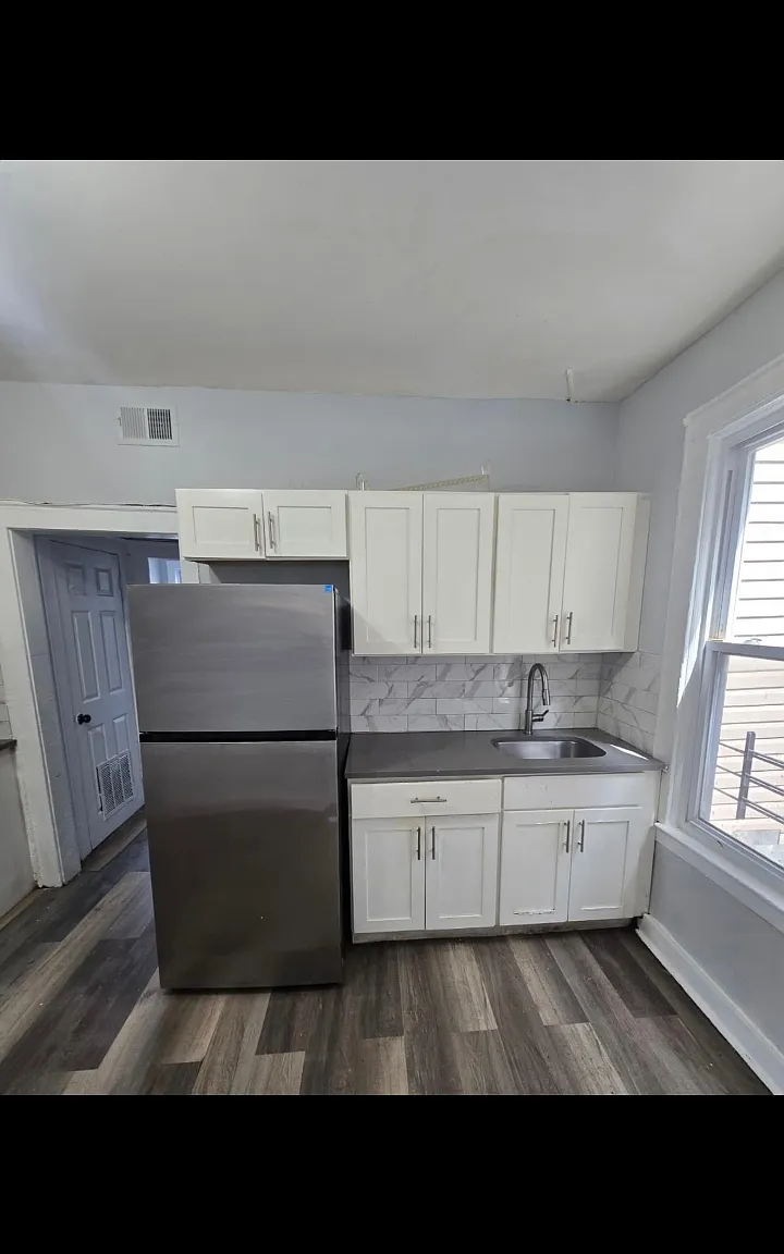3 bed, $1,950 — Photo 2