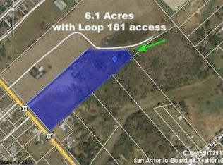 542 4th St, Floresville, TX 78114