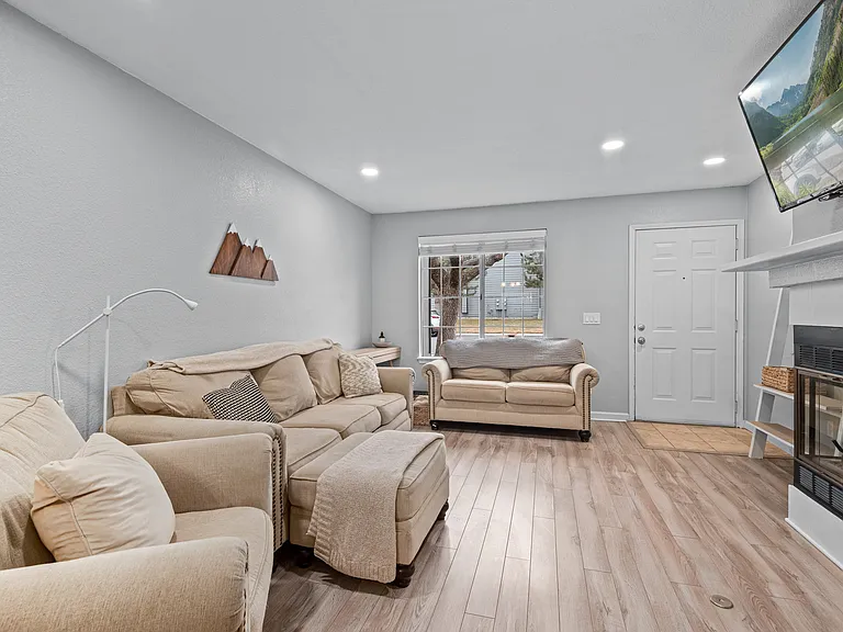 1930 Newland Ct — Photo 4