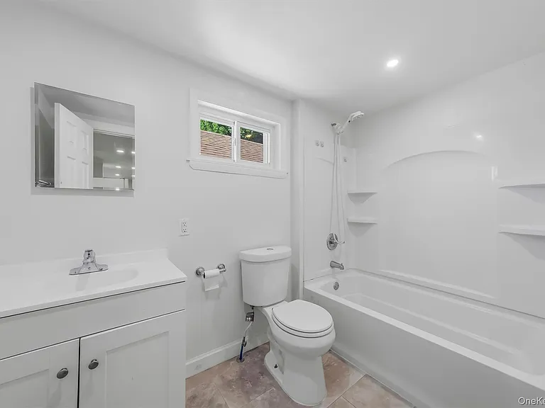 212 Center St — Photo 25
