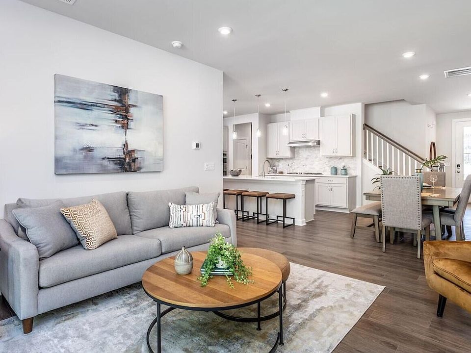 2nd image of 218 Oak Summit Pl