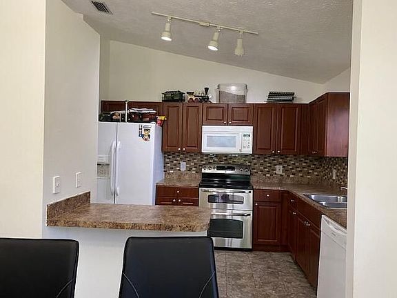 2nd image of 4673 SW Joffre St