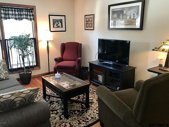 3rd image of 32 Old Mill Ln