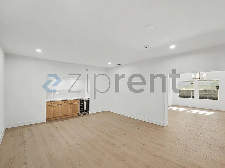 1676 W 24th St — Photo 14