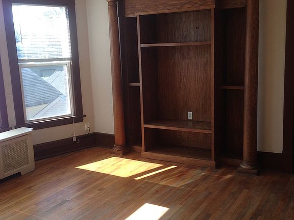 3rd image of 959 Burr St APT 2
