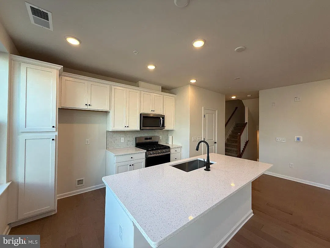 3 bed, 2.5 bath, 1654 sqft, $3,800 — Photo 3