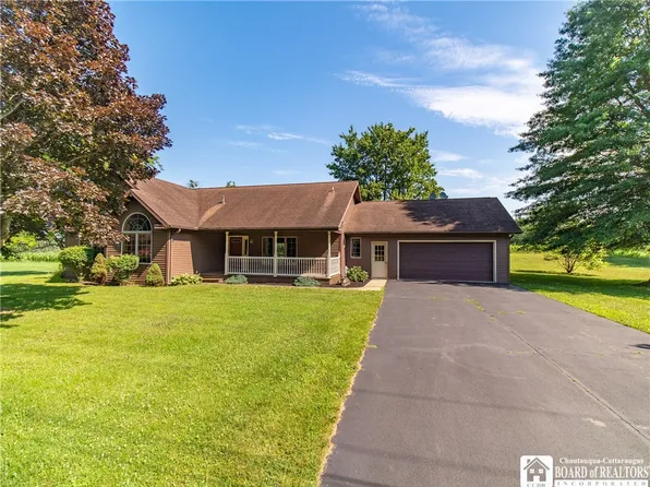 33 Lori Ln, Frewsburg, NY 14738