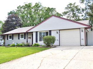 2402 Evergreen Ln, Woodridge, IL